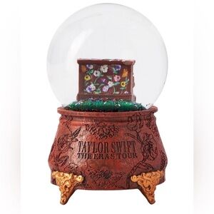 TAYLOR SWIFT | THE ERAS TOUR ACOUSTIC PIANO SNOW GLOBE **IN HAND**